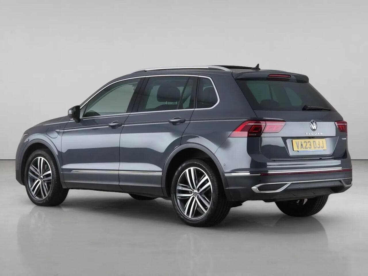Volkswagen Tiguan thumbnail Rear Left