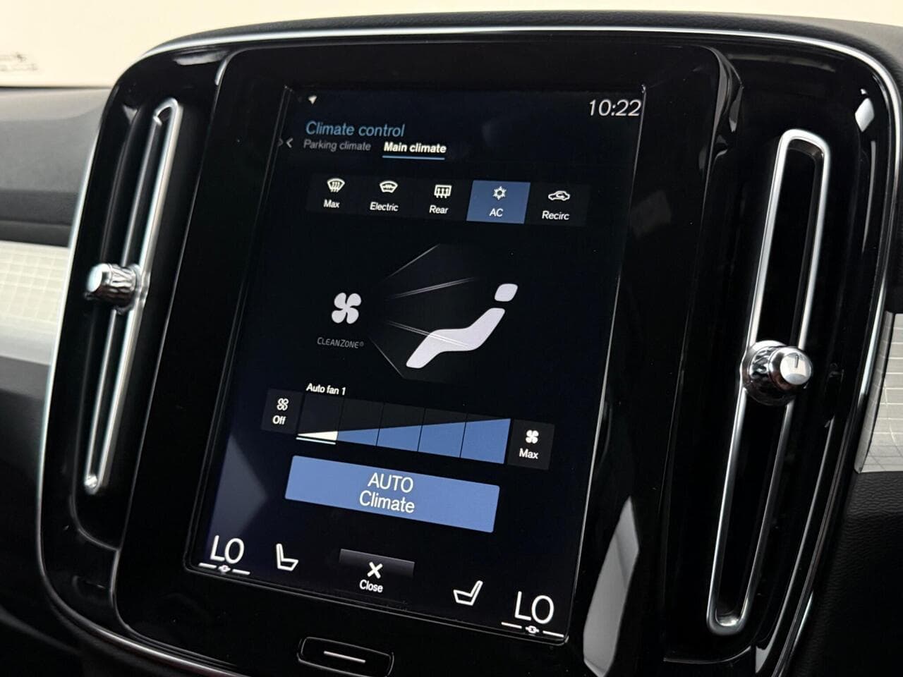 Volvo XC40 thumbnail Infotainment System