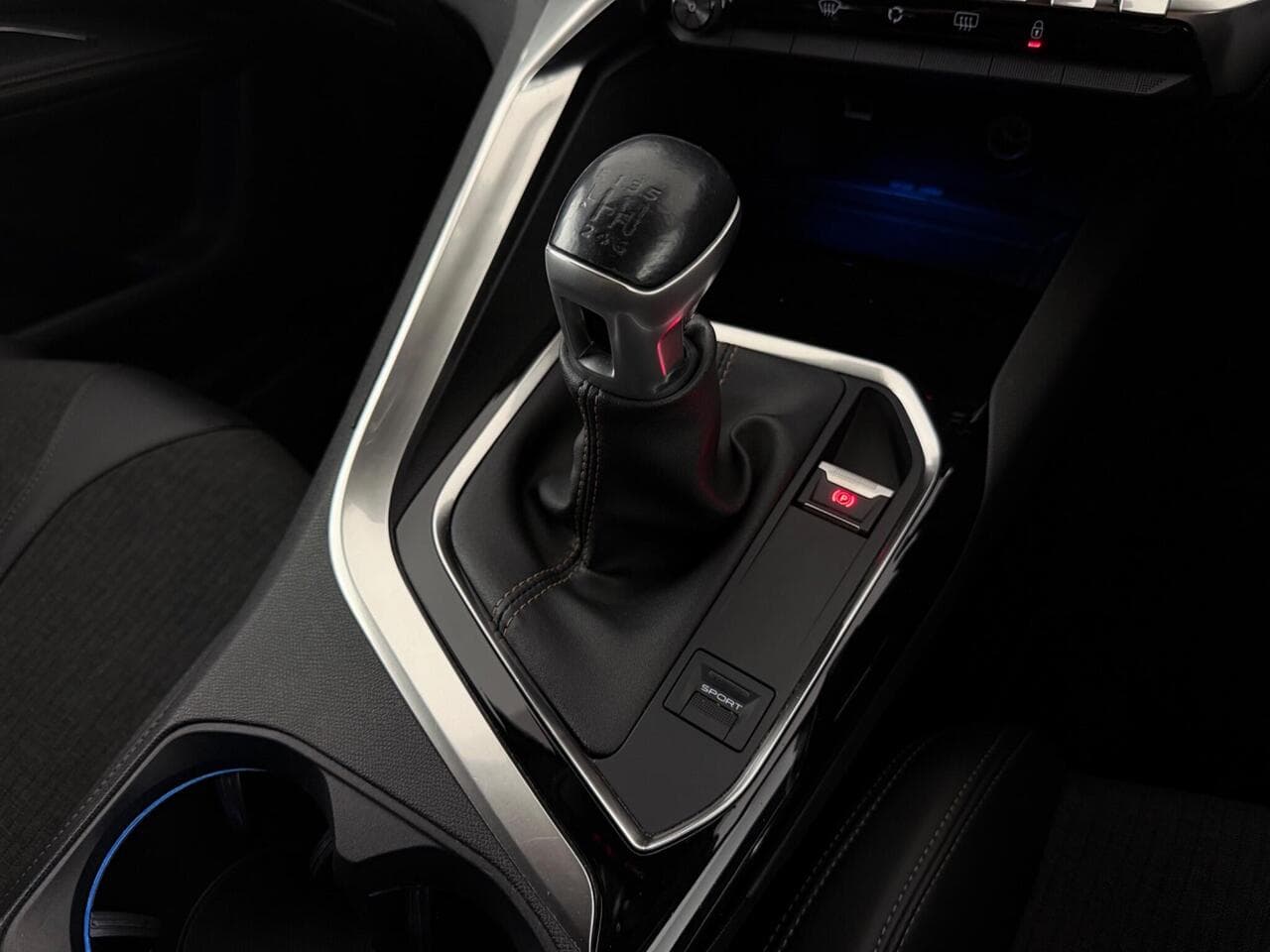 Peugeot 5008 thumbnail Interior Front