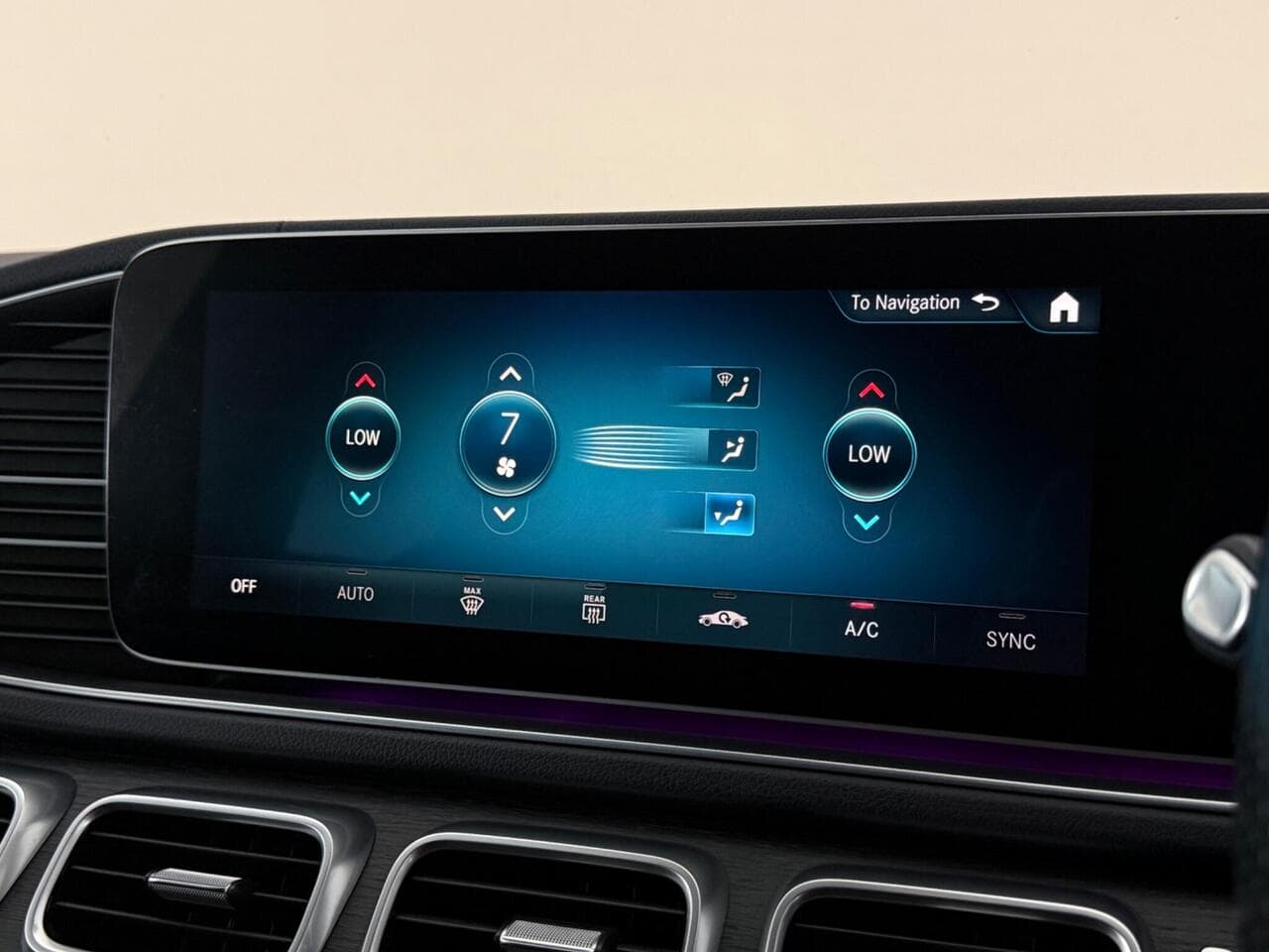 Mercedes-Benz GLE thumbnail Infotainment System