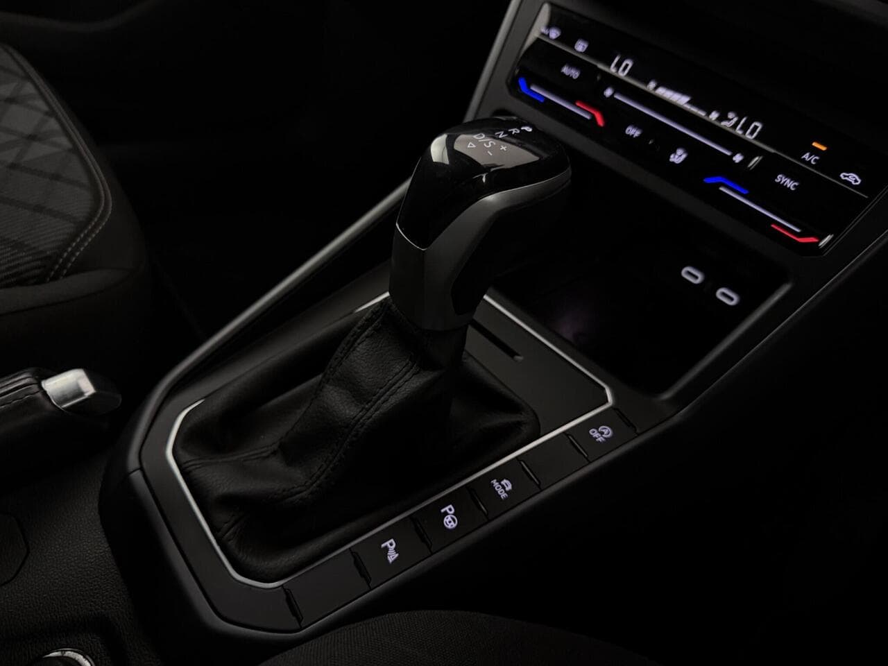 Volkswagen Taigo thumbnail Interior Front