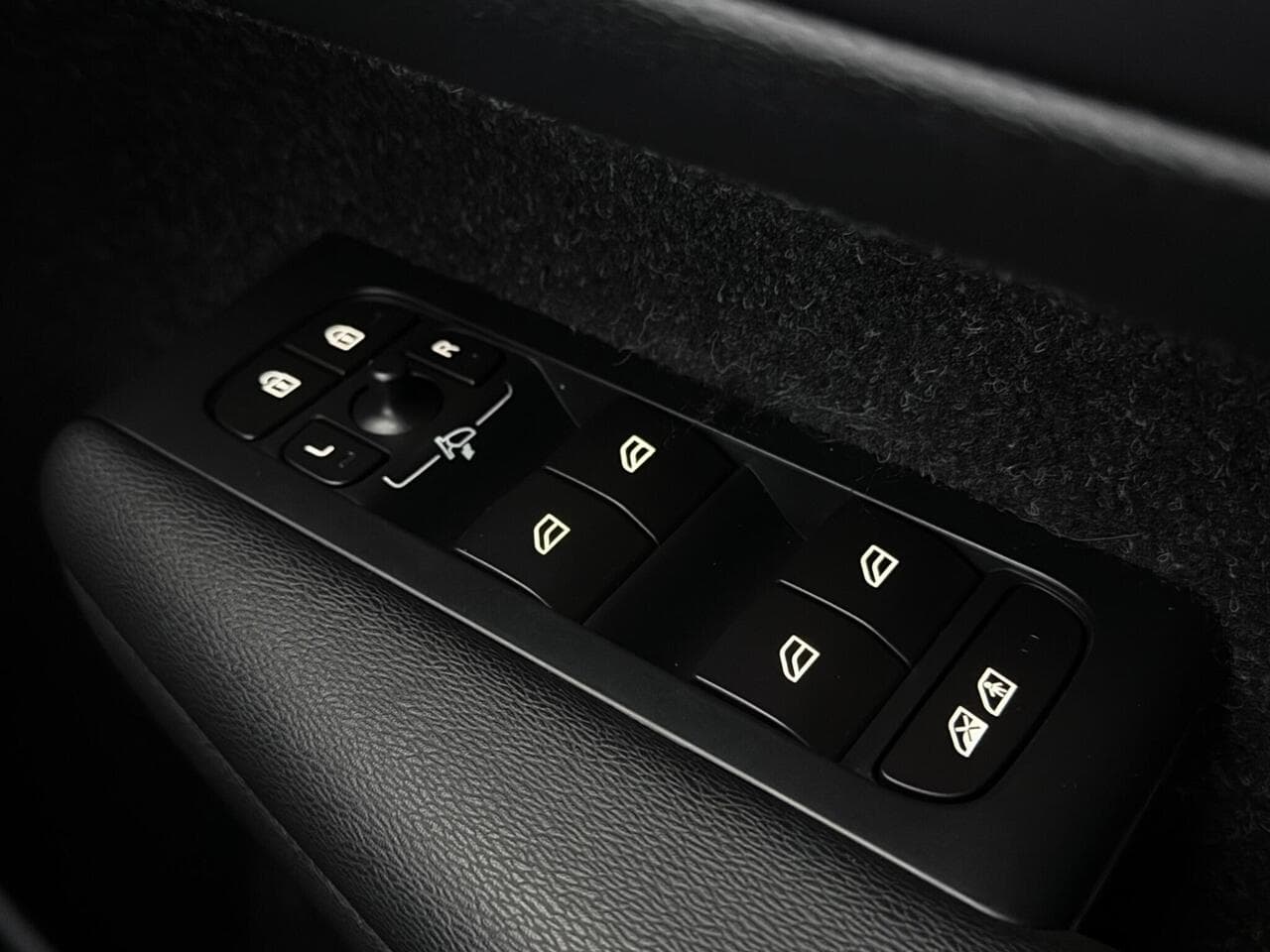 Volvo XC40 thumbnail Misc Controls