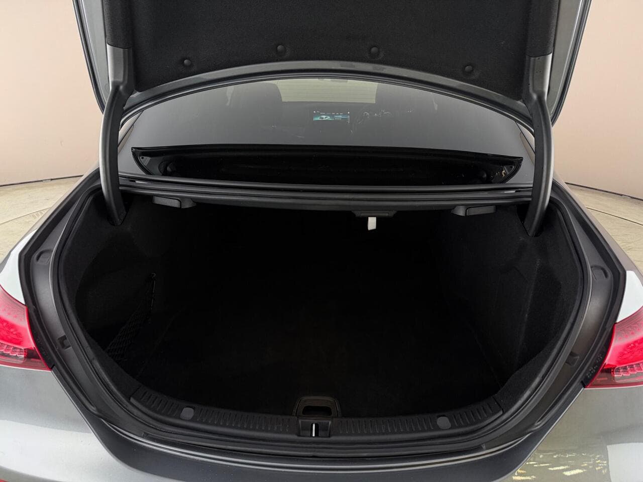 Mercedes-Benz E Class thumbnail Boot