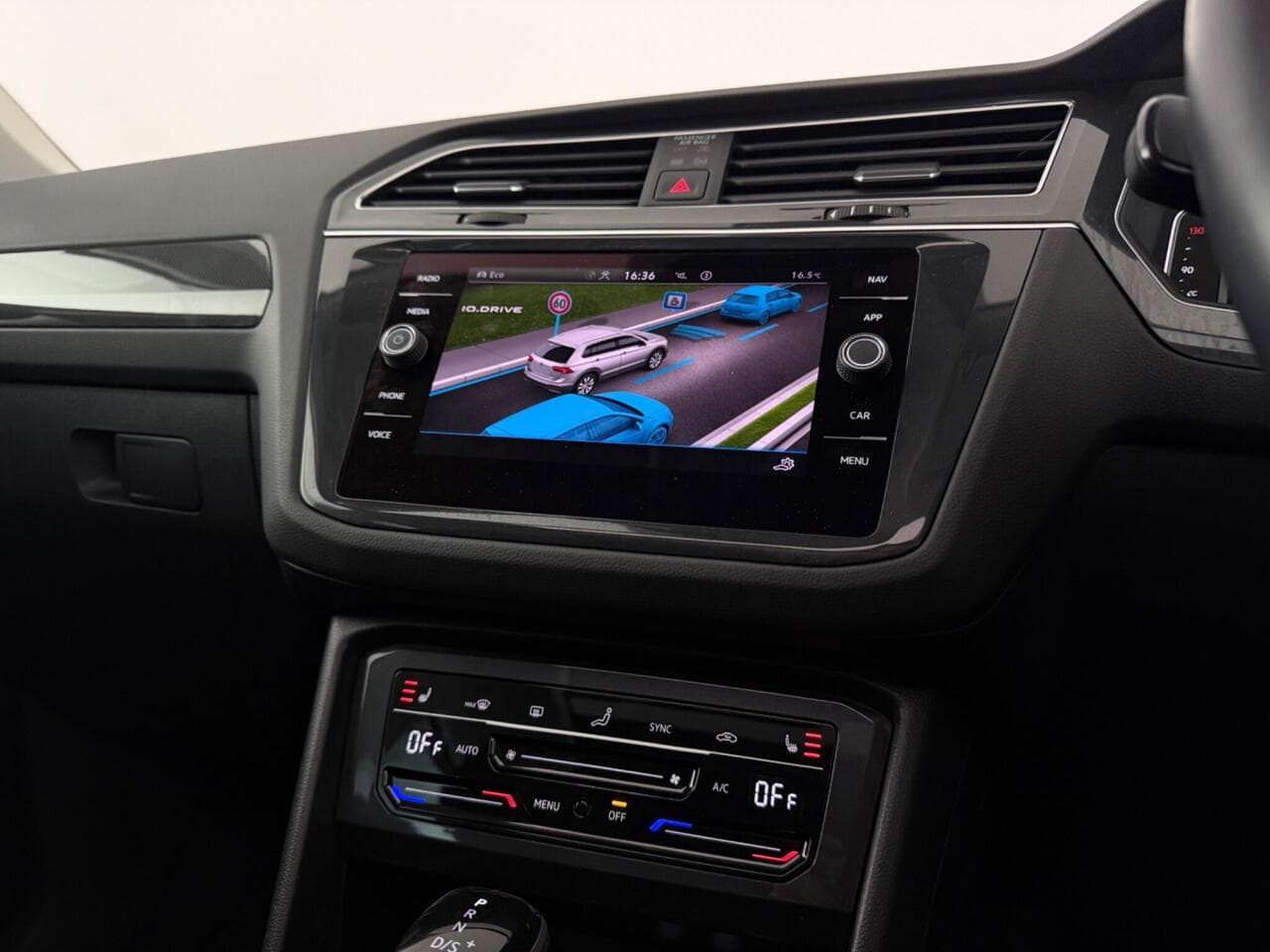 Volkswagen Tiguan thumbnail Infotainment System