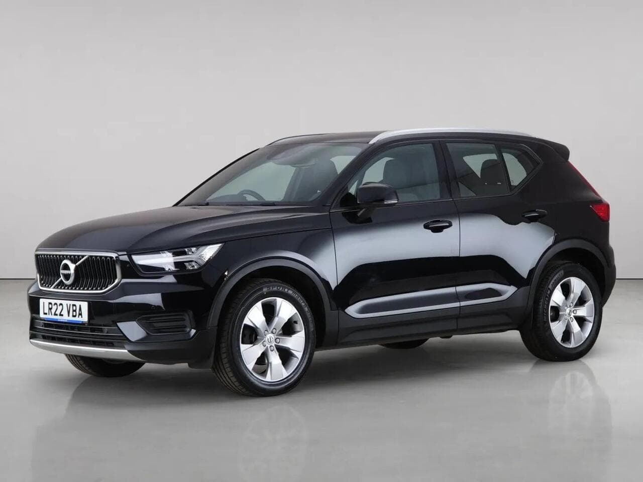 Volvo XC40 thumbnail Front Left