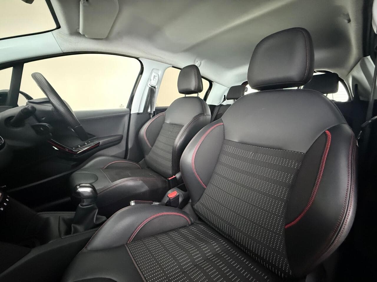 Peugeot 208 thumbnail Seat Front Passenger