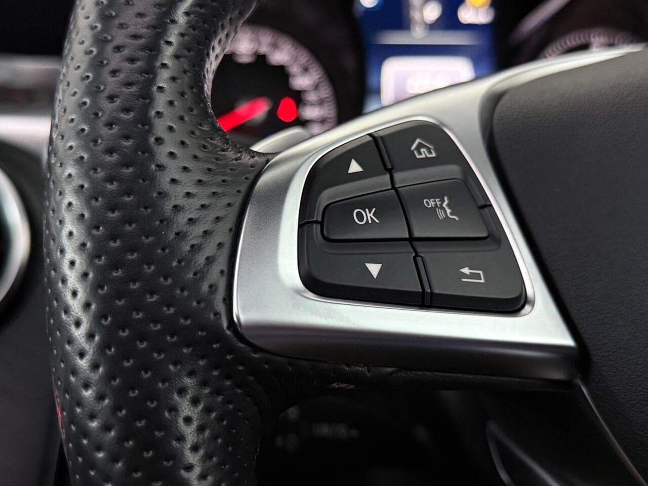 Mercedes-Benz GLC thumbnail Misc Controls