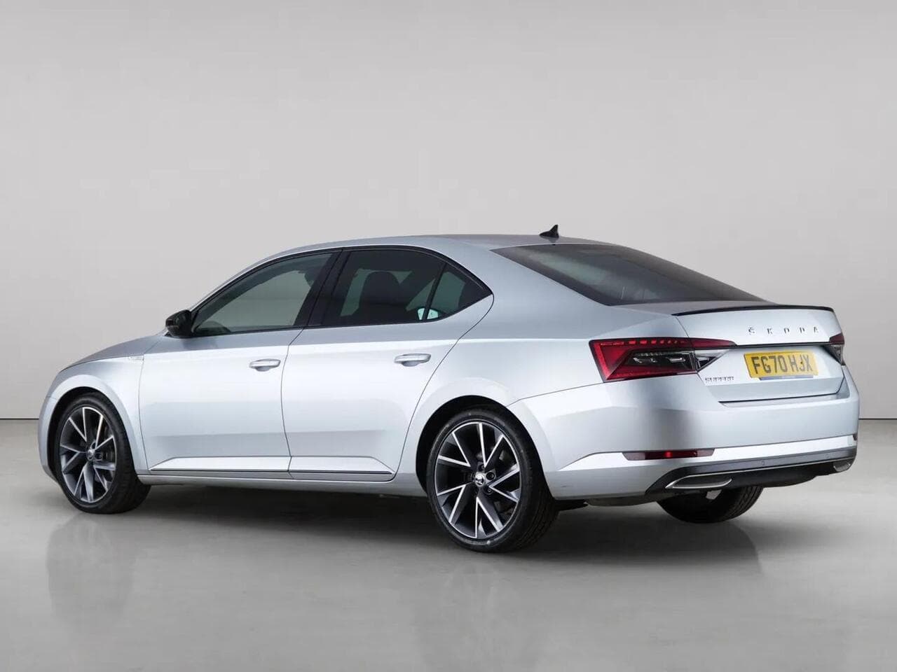 Skoda Superb thumbnail Rear Left