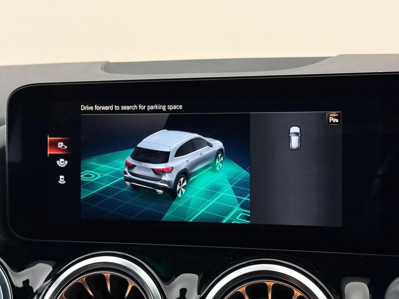 Mercedes-Benz GLA thumbnail Infotainment System
