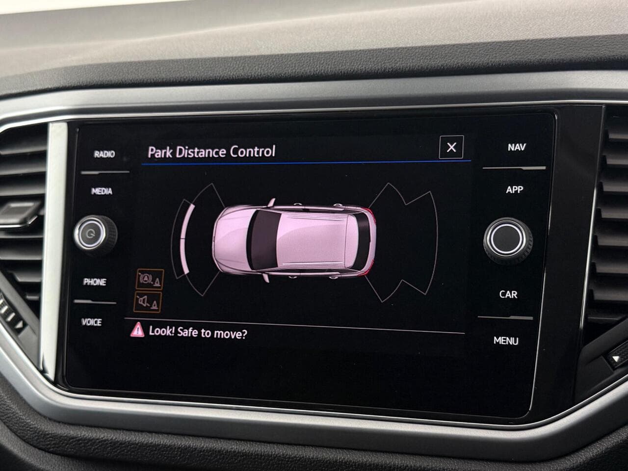 Volkswagen T-Roc thumbnail Infotainment System