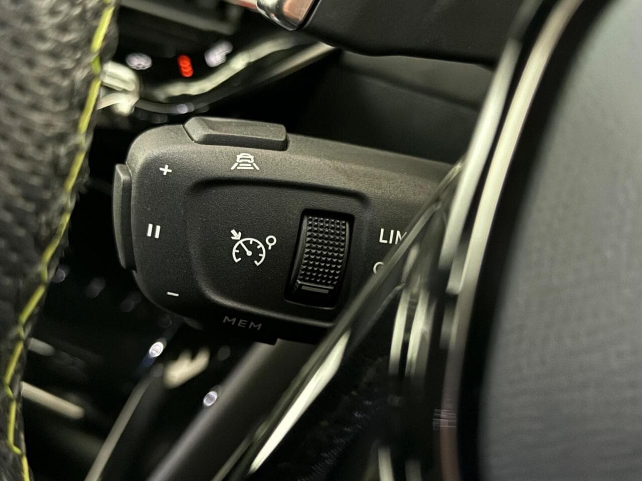 Peugeot 208 thumbnail Misc Controls