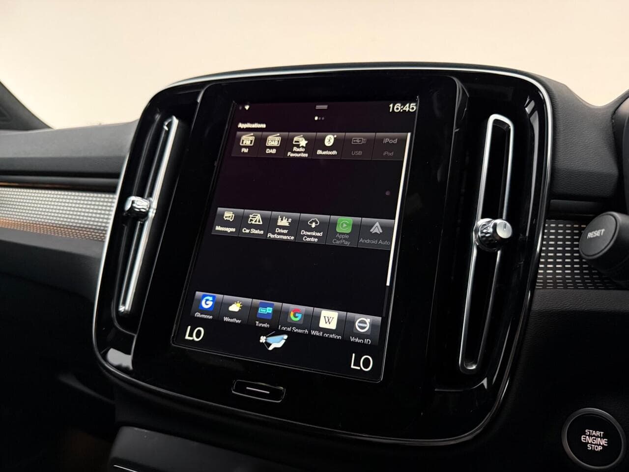 Volvo XC40 thumbnail Infotainment System