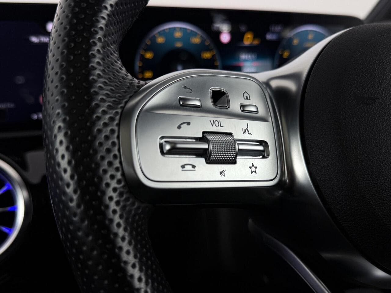 Mercedes-Benz CLA thumbnail Misc Controls