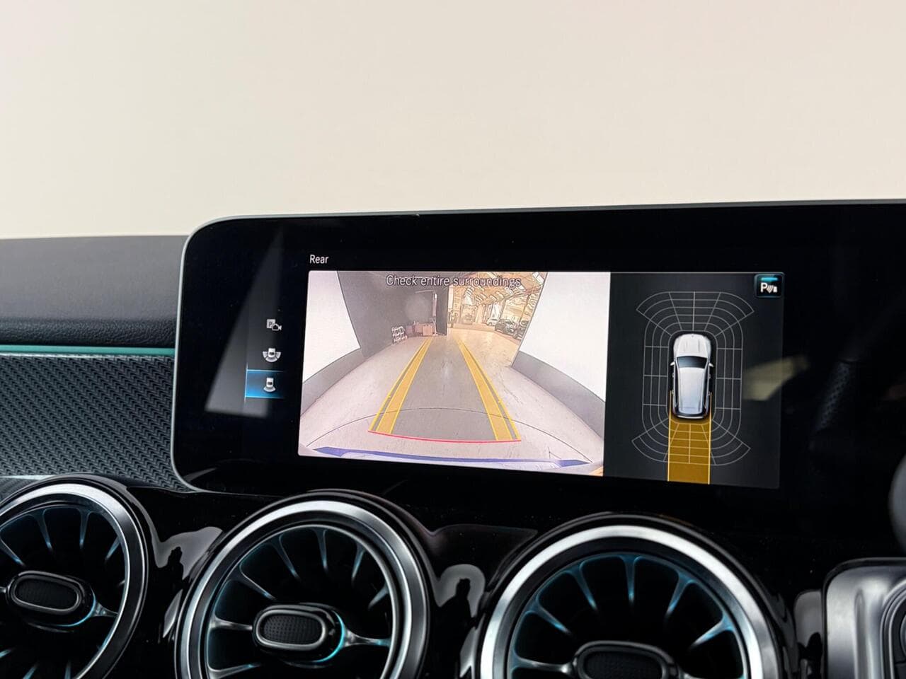 Mercedes-Benz GLB thumbnail Infotainment System