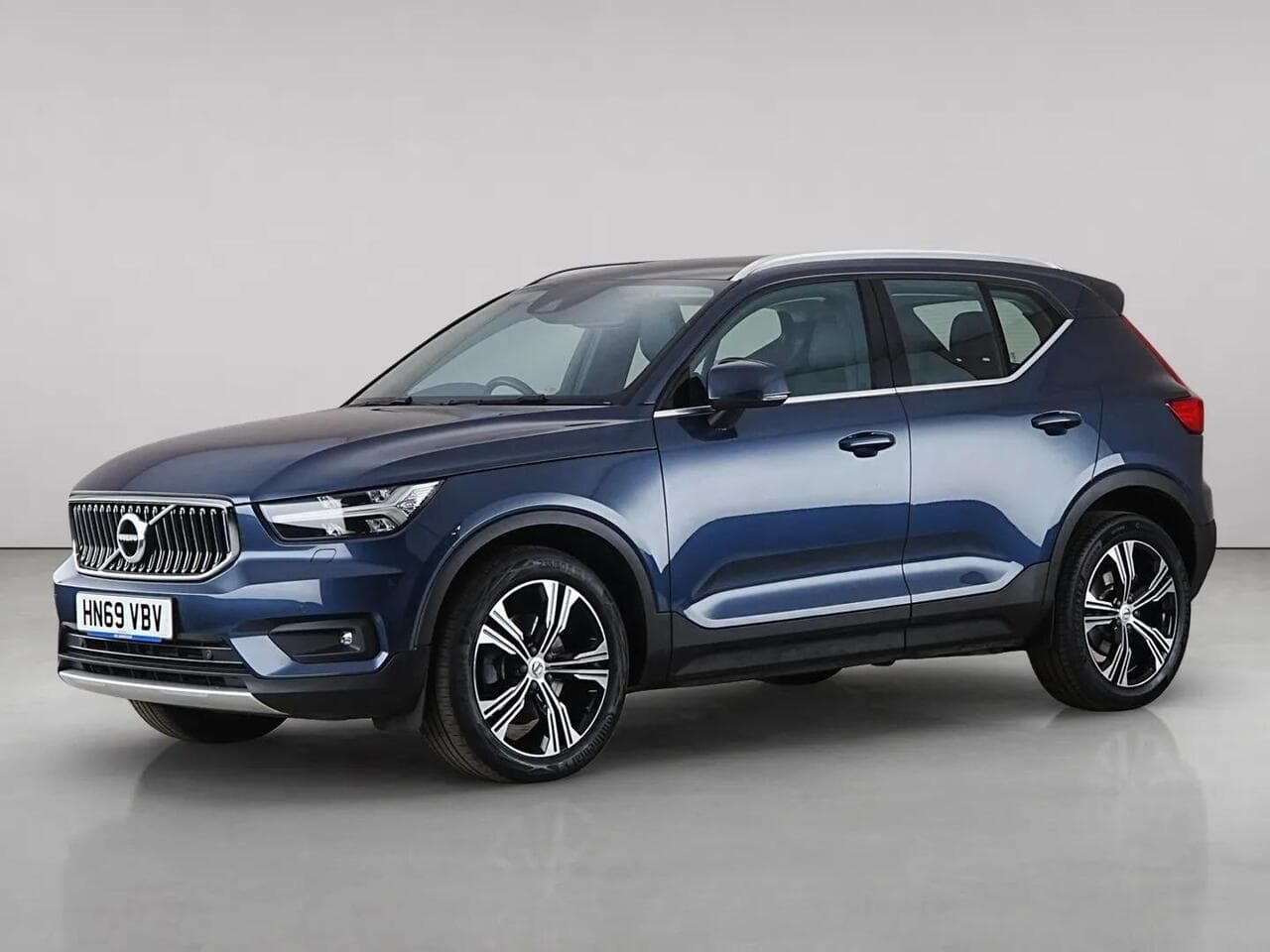 Volvo XC40 thumbnail Front Left