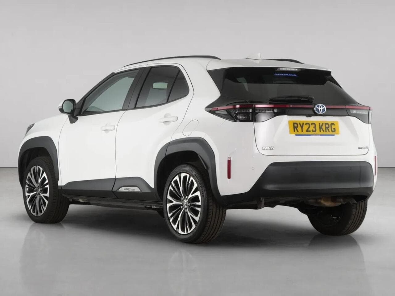 Toyota Yaris Cross thumbnail Rear Left