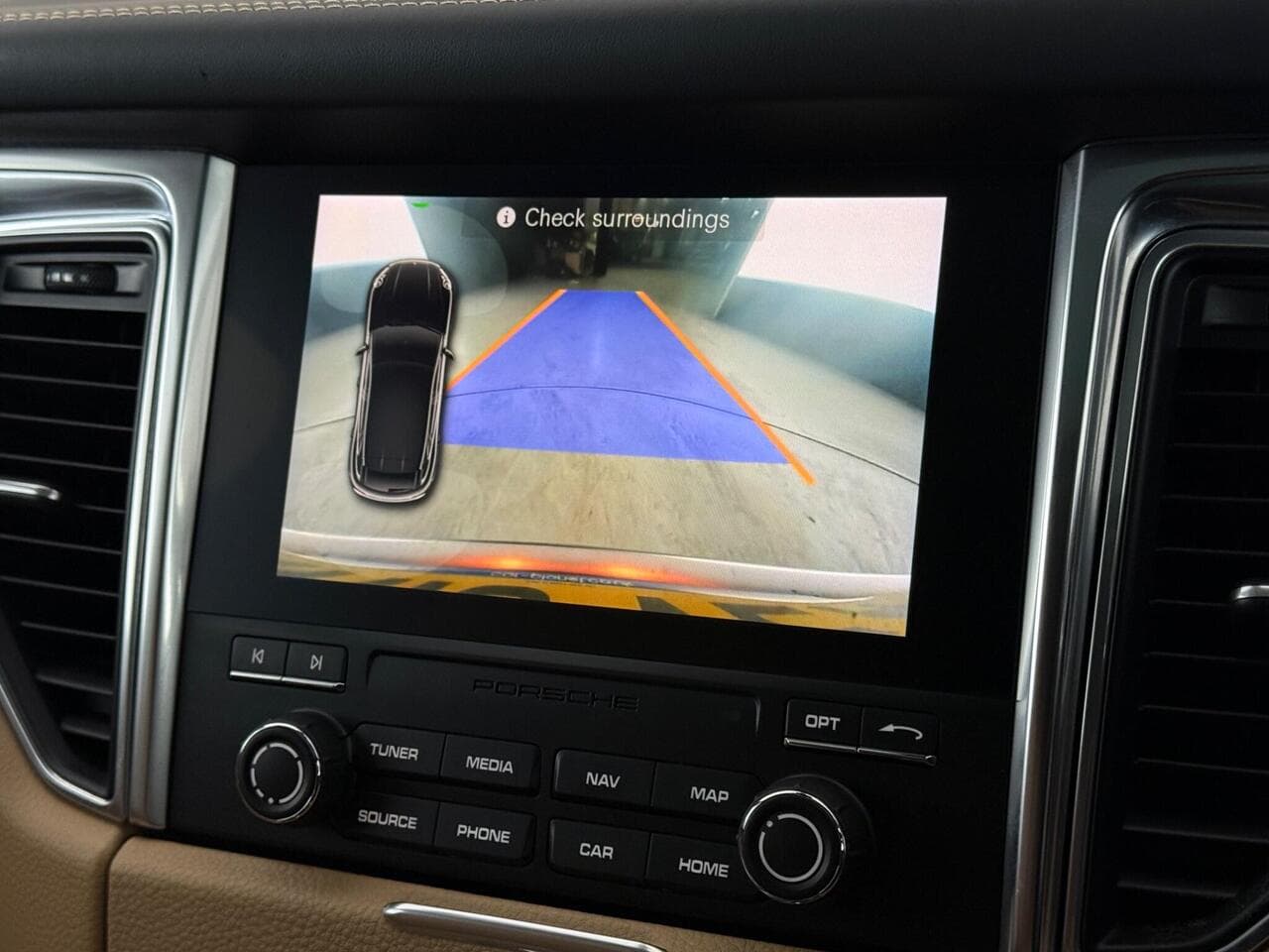 Porsche Macan thumbnail Infotainment System
