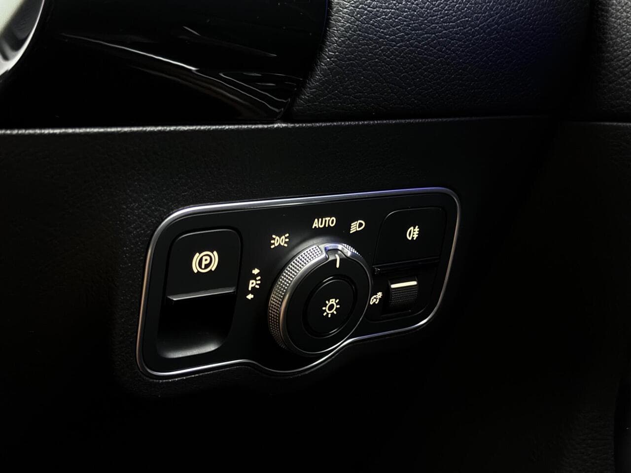 Mercedes-Benz GLA thumbnail Misc Controls