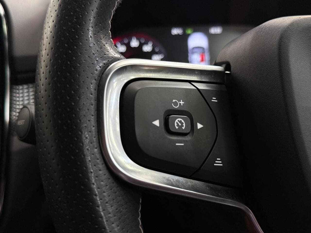 Volvo XC40 thumbnail Misc Controls