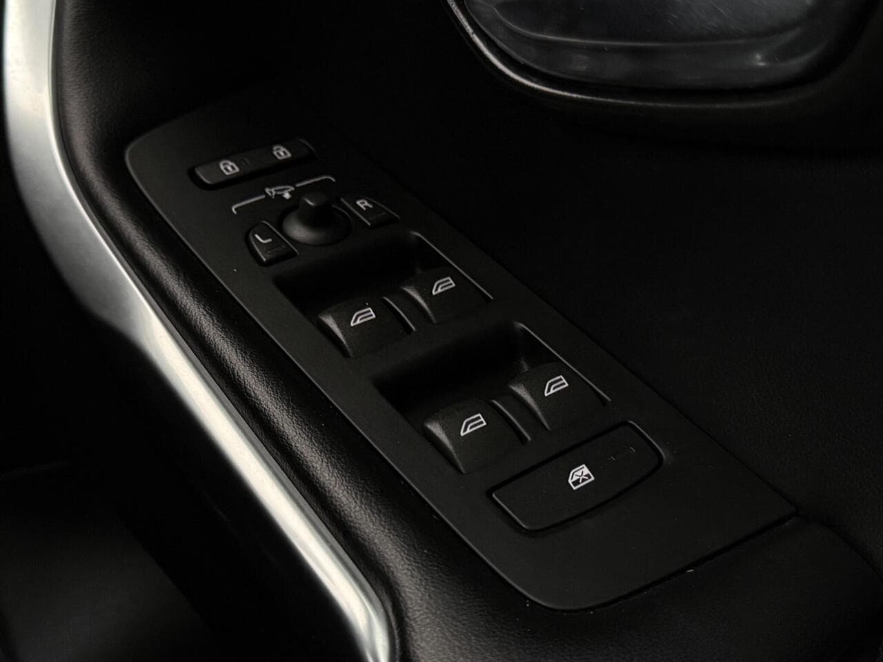 Volvo V40 thumbnail Misc Controls