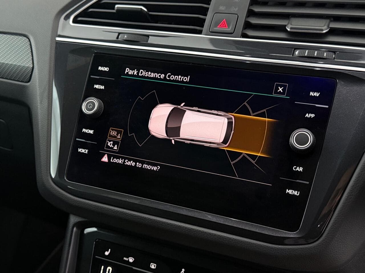 Volkswagen Tiguan thumbnail Infotainment System