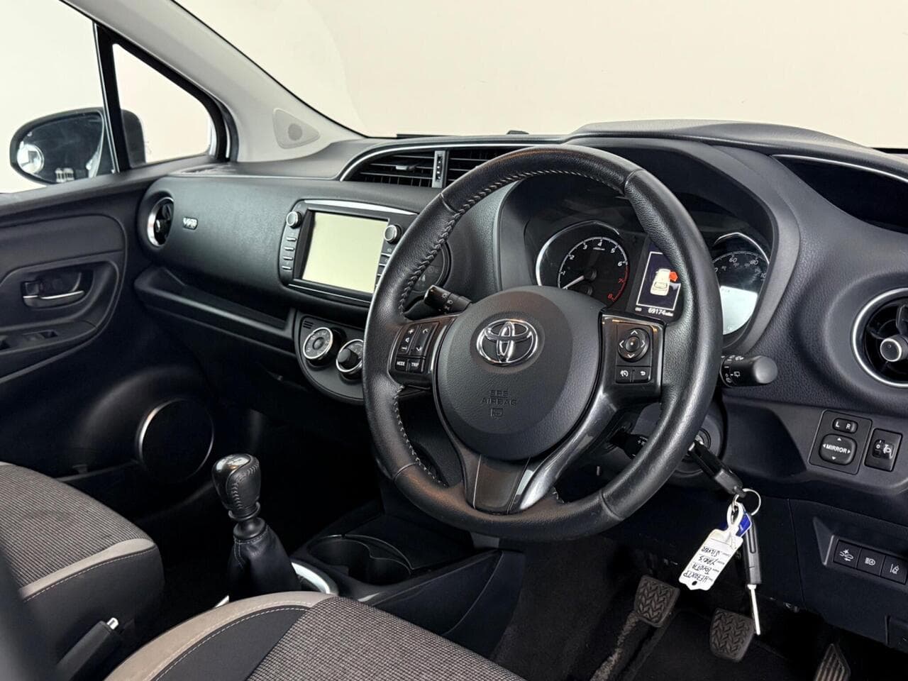 Toyota Yaris thumbnail Interior Front