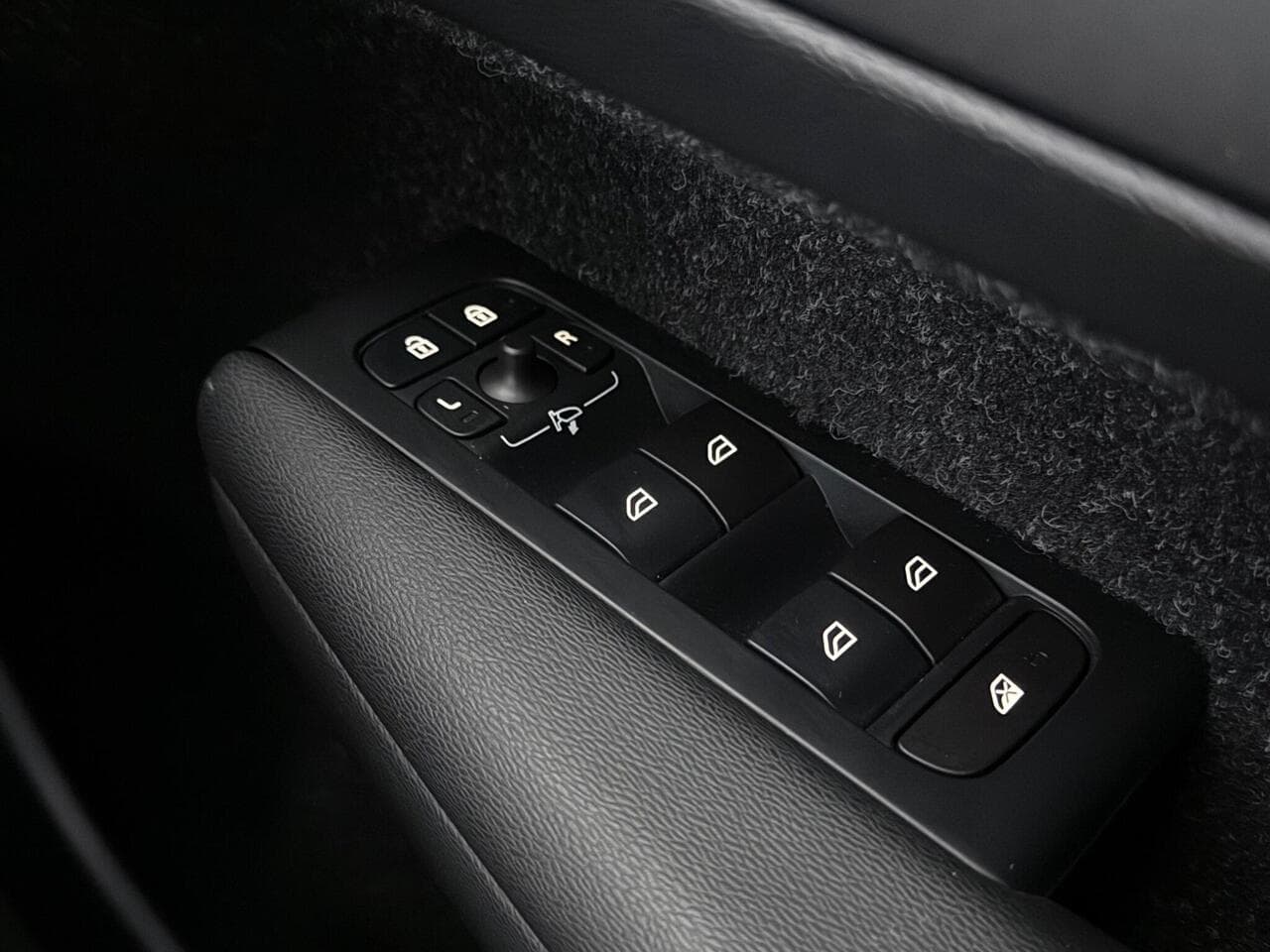 Volvo XC40 thumbnail Misc Controls