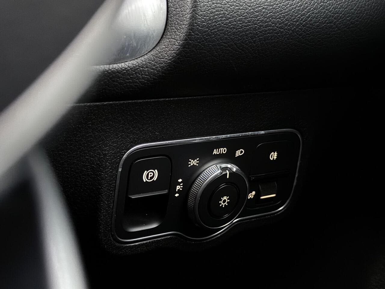 Mercedes-Benz GLB thumbnail Misc Controls