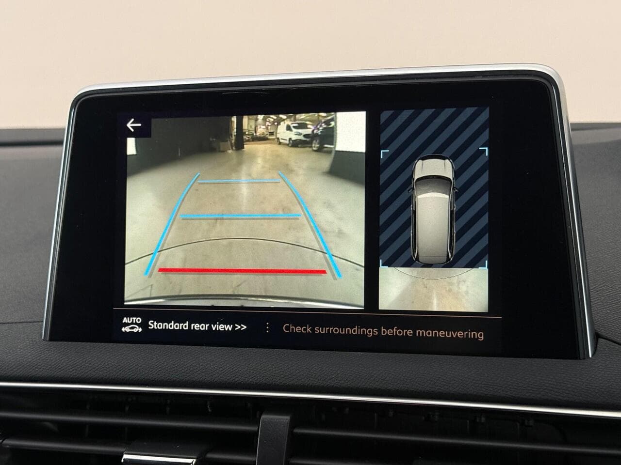 Peugeot 5008 thumbnail Infotainment System