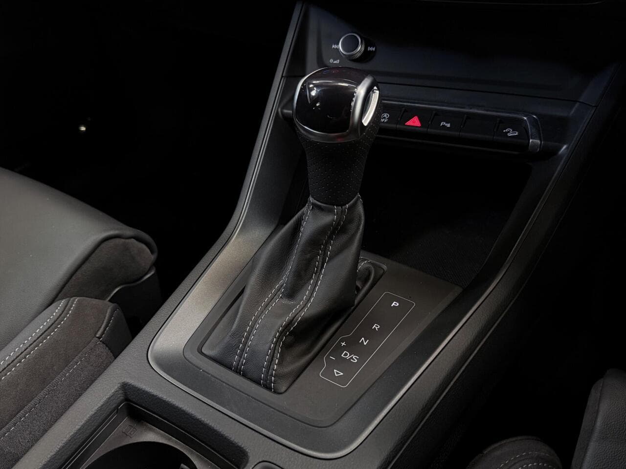 Audi Q3 thumbnail Interior Front