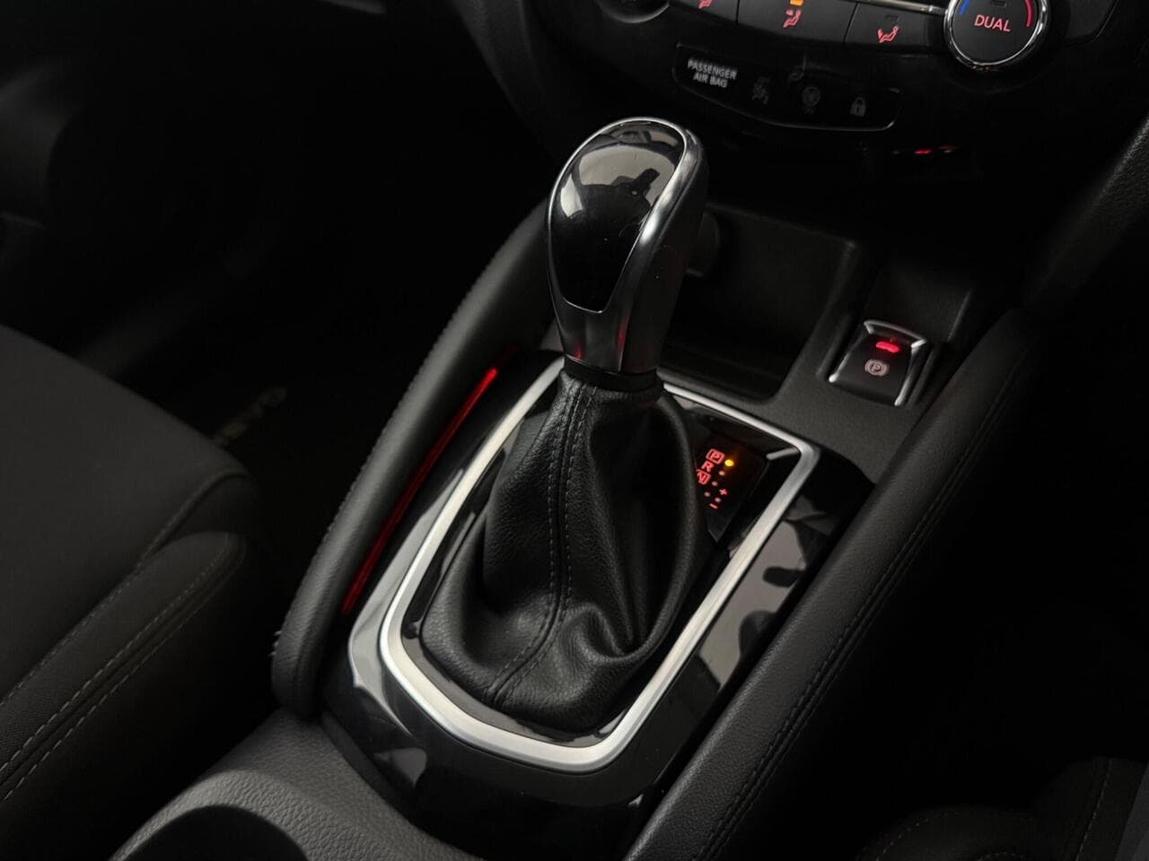 Nissan Qashqai thumbnail Interior Front