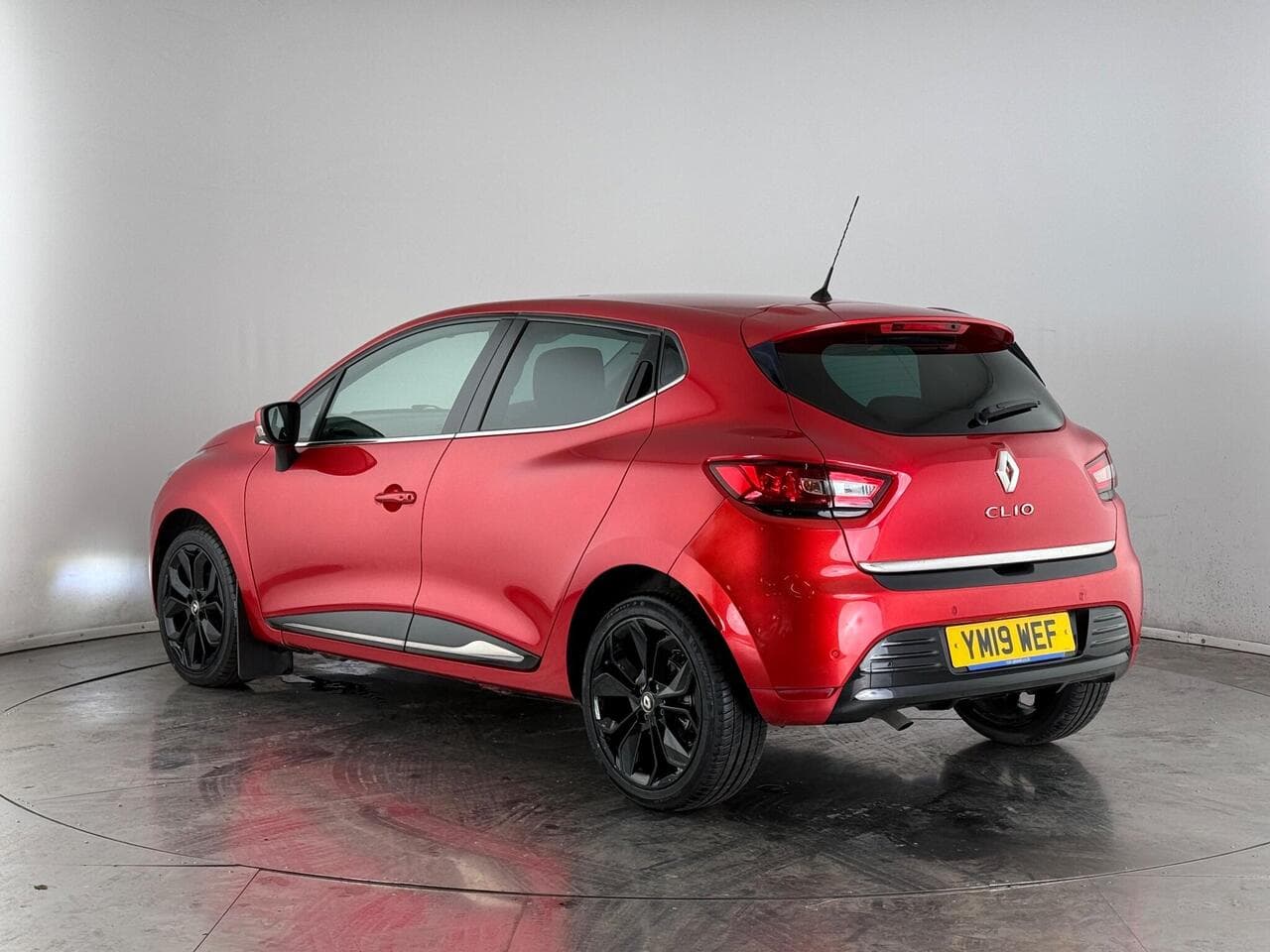 Renault Clio thumbnail Rear Left