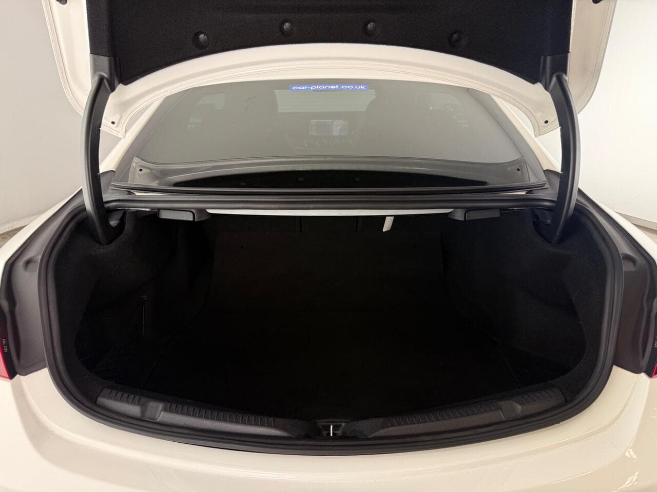 Mercedes-Benz E Class thumbnail Boot