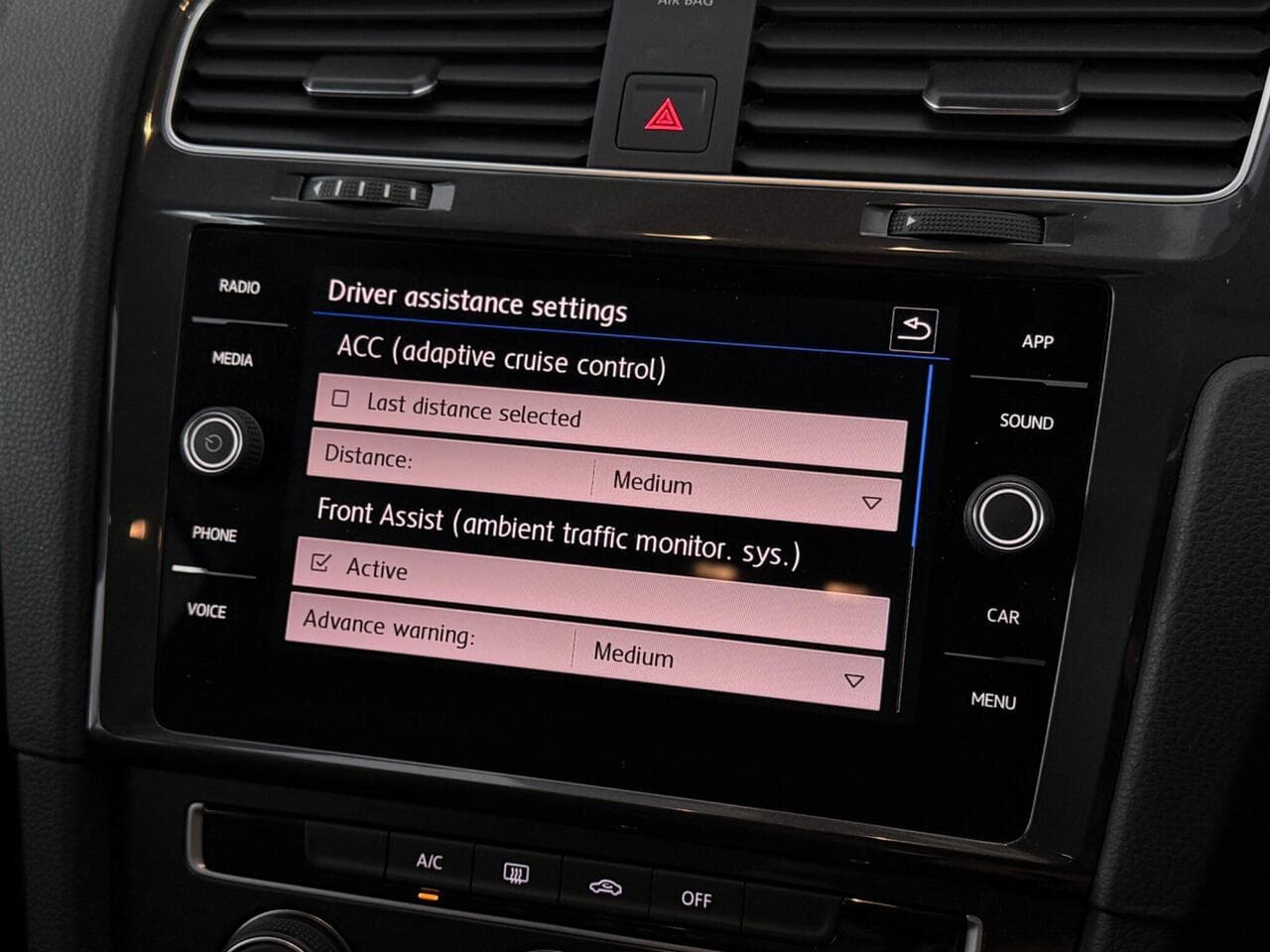 Volkswagen Golf thumbnail Infotainment System