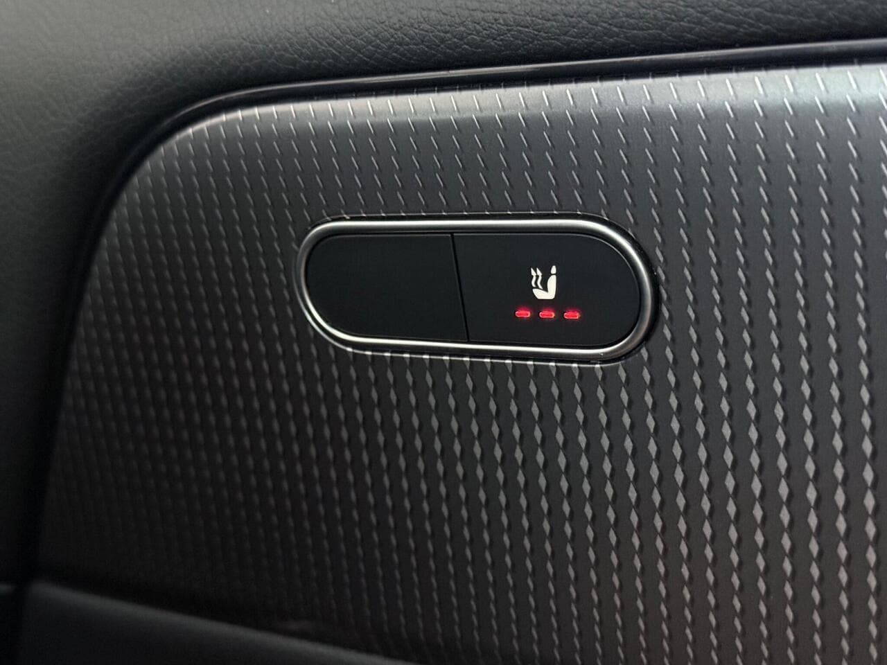 Mercedes-Benz GLA thumbnail Misc Controls