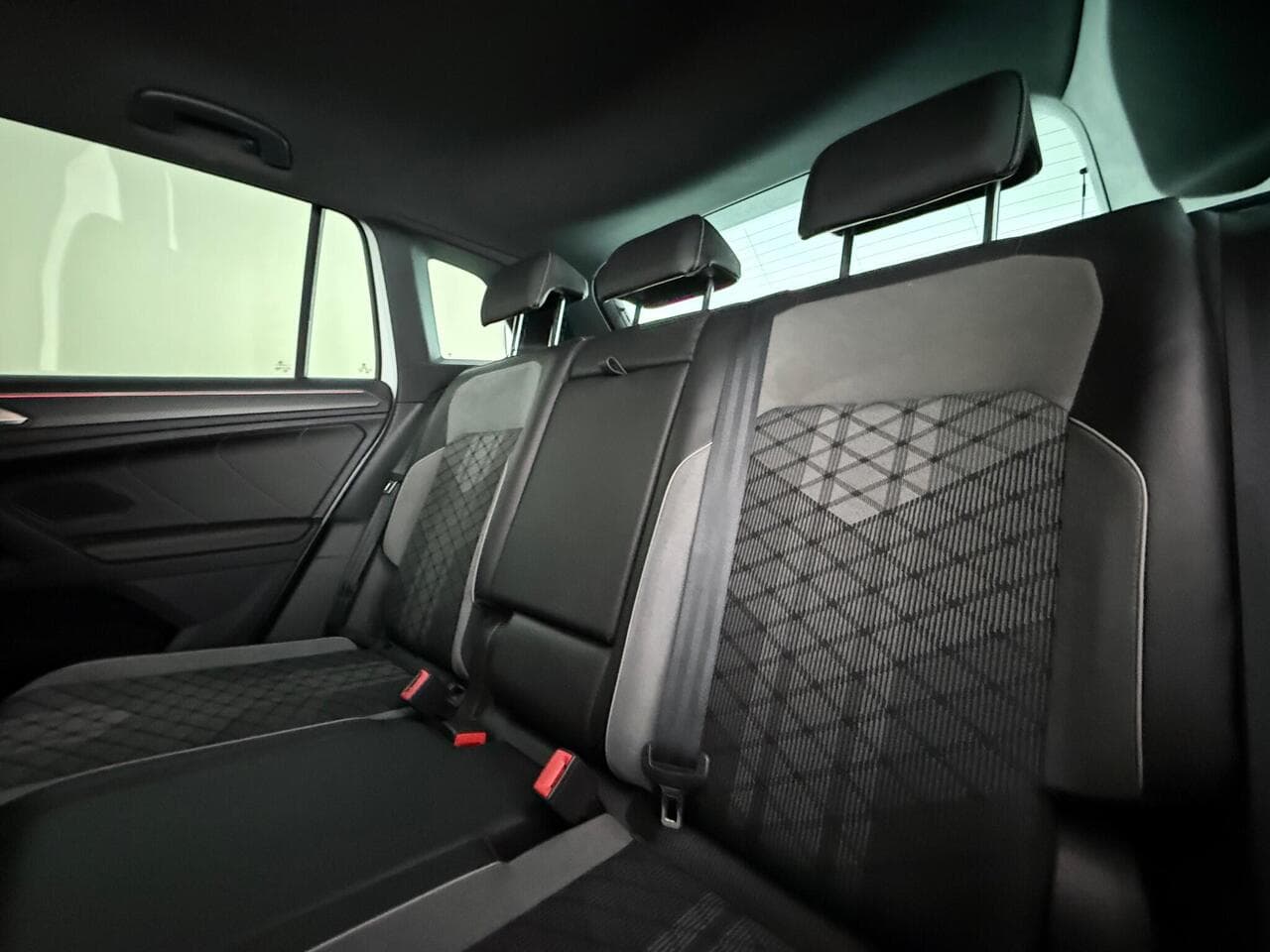 Volkswagen Tiguan thumbnail Seats Rear