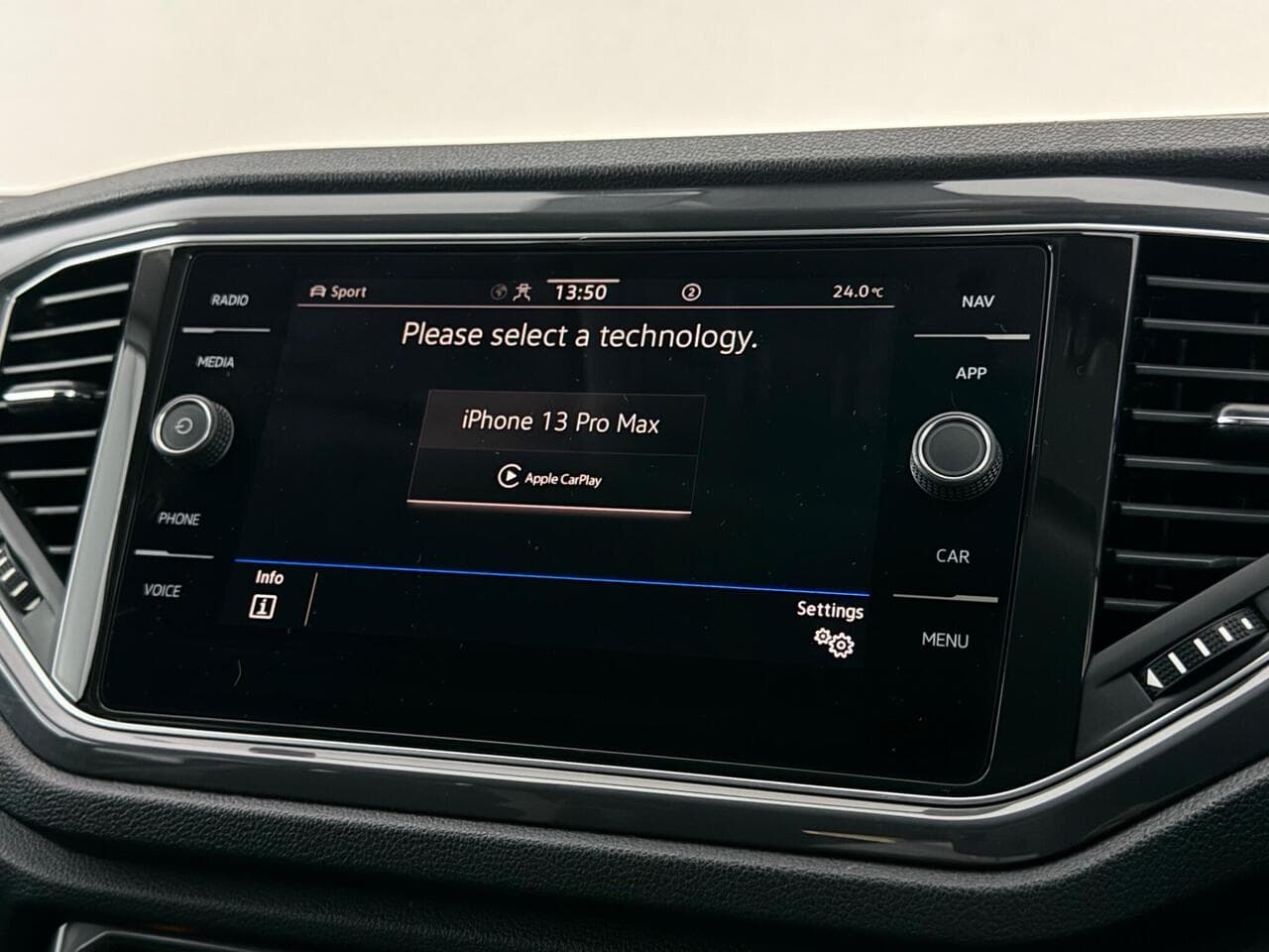 Volkswagen T-Roc thumbnail Infotainment System