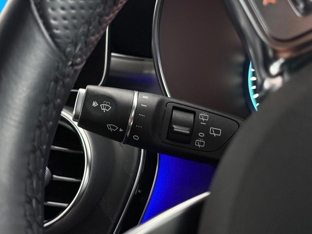 Mercedes-Benz GLC thumbnail Misc Controls