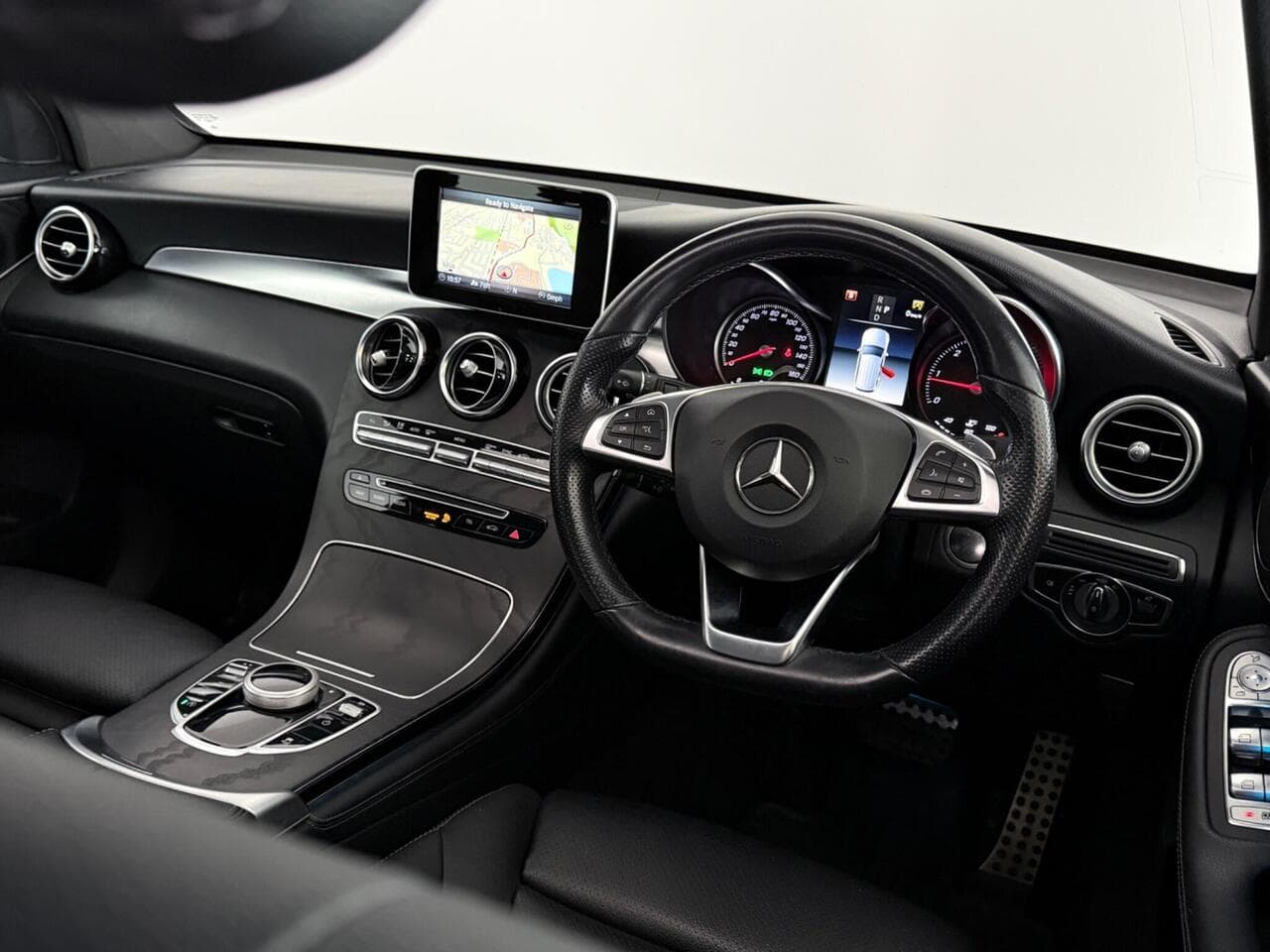 Mercedes-Benz GLC thumbnail Interior Front