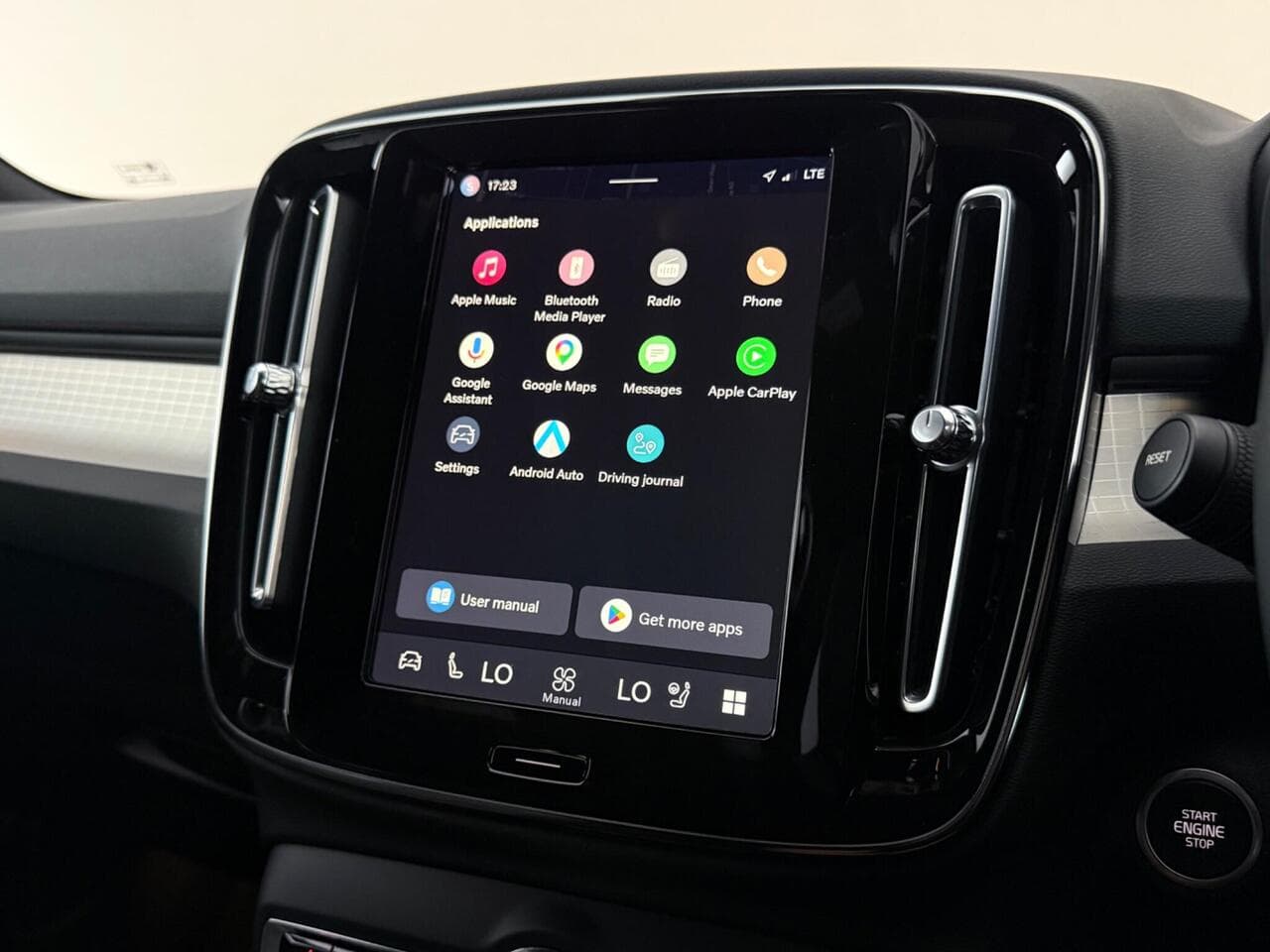 Volvo XC40 thumbnail Infotainment System
