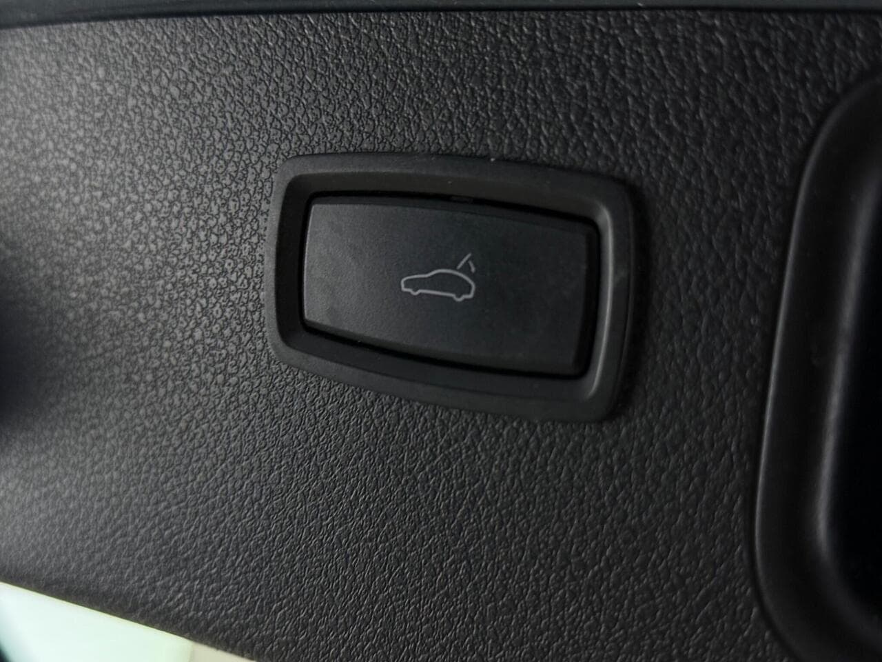 Porsche Macan thumbnail Misc Controls