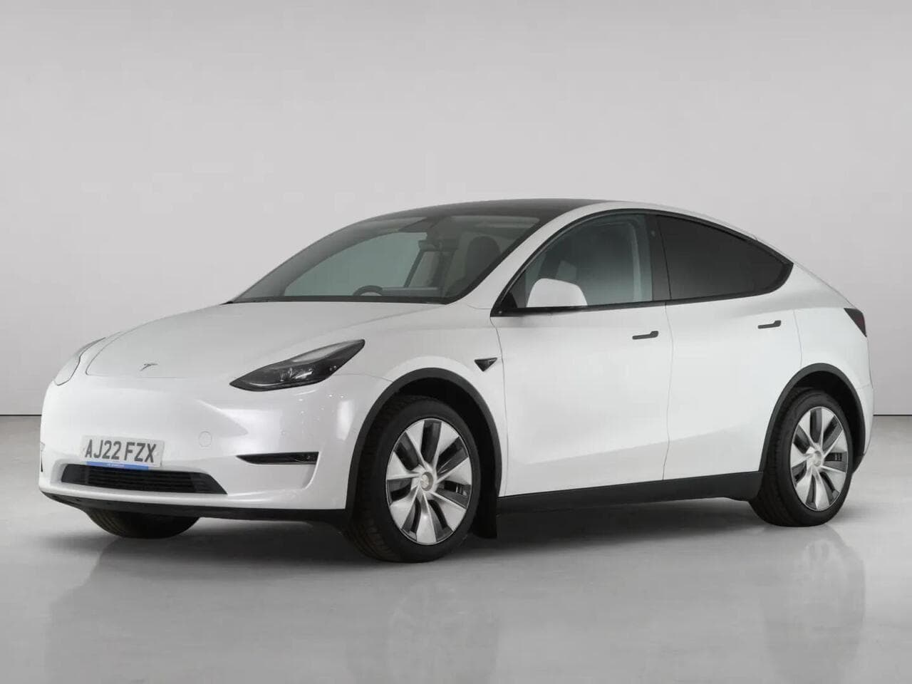 Tesla Model Y thumbnail Front Left