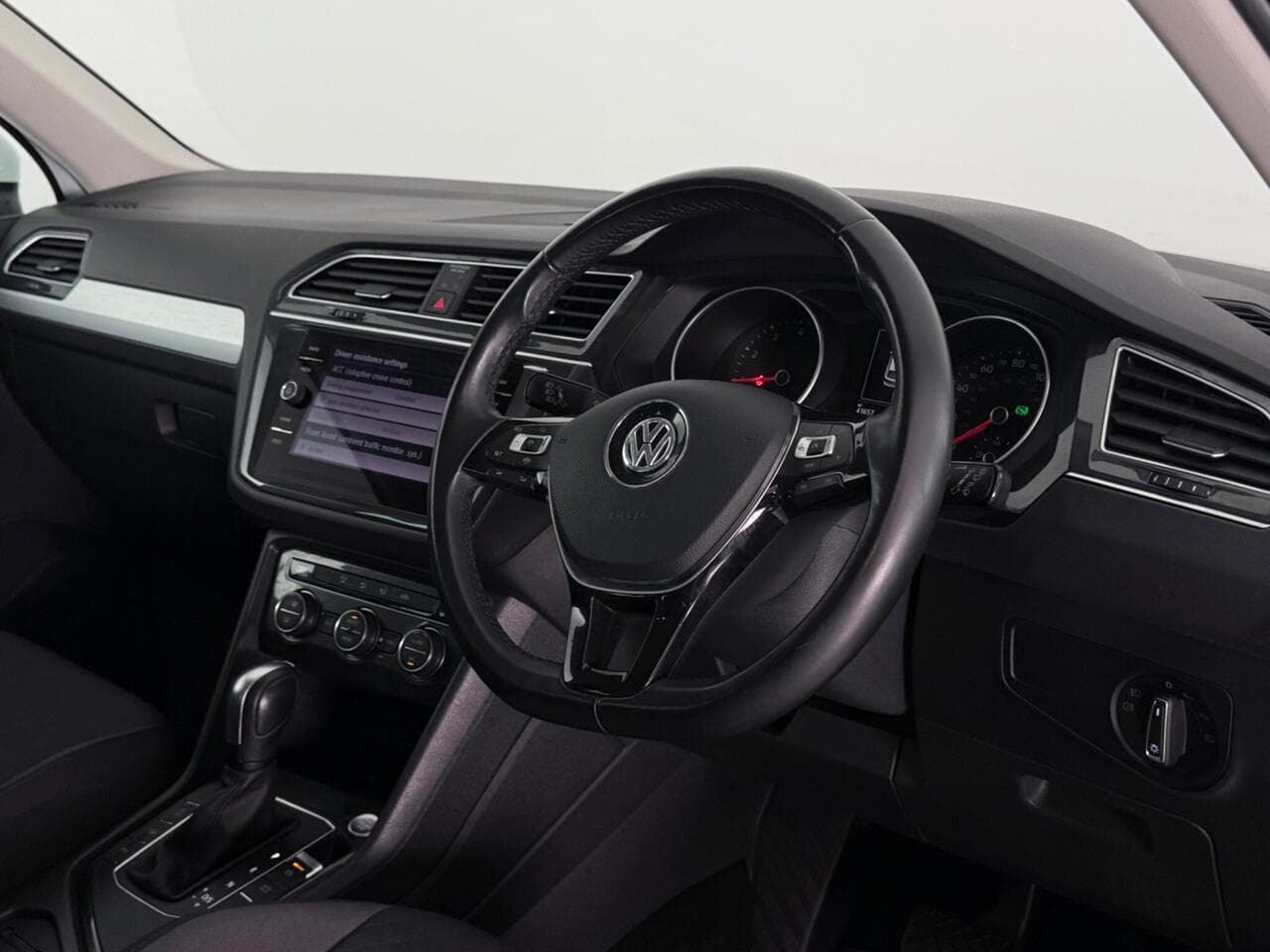 Volkswagen Tiguan thumbnail Interior Front