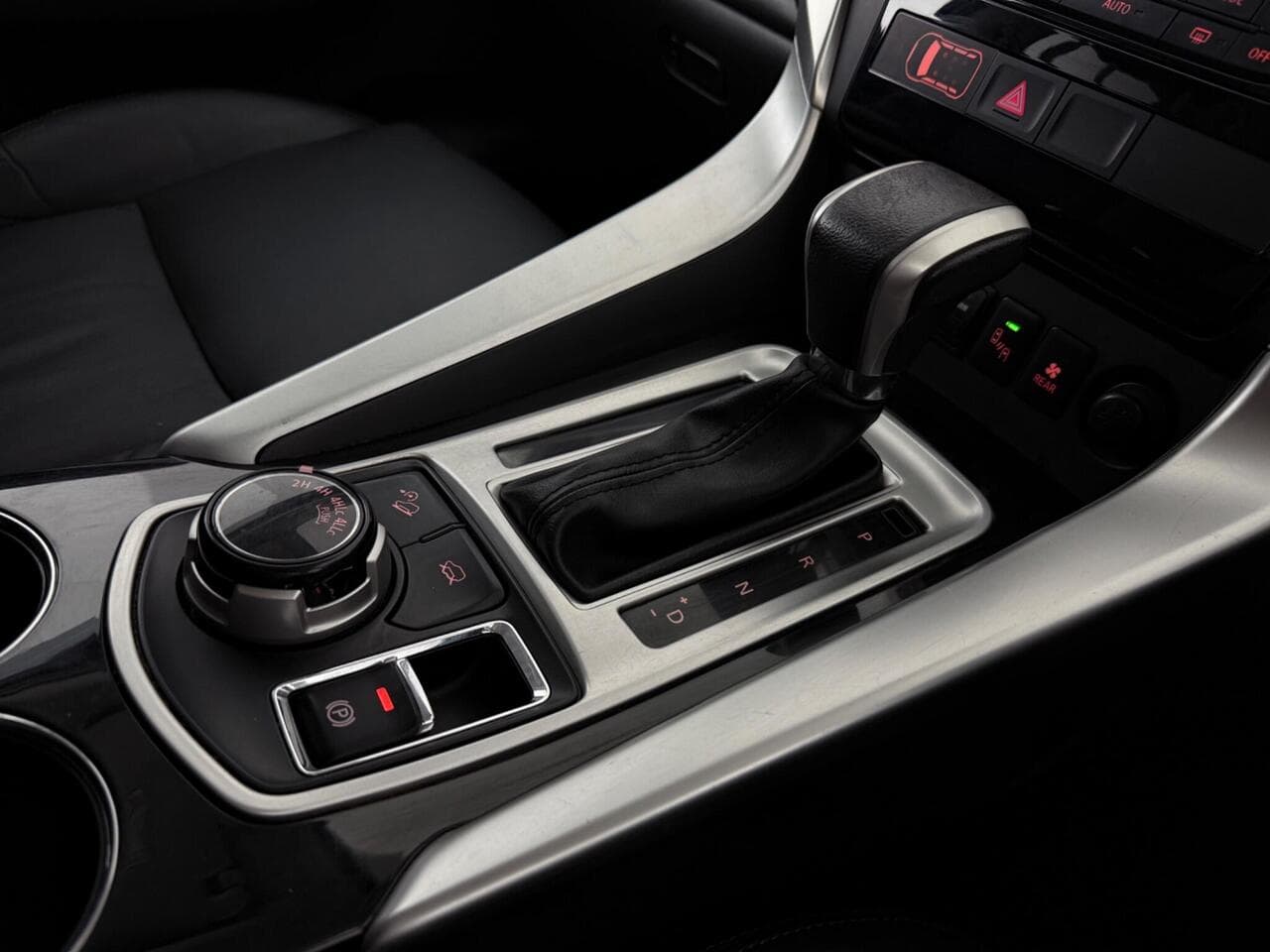 Mitsubishi Shogun Sport thumbnail Interior Front