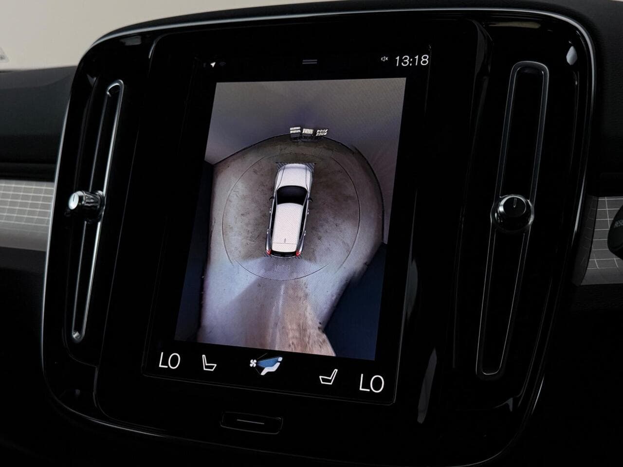 Volvo XC40 thumbnail Infotainment System