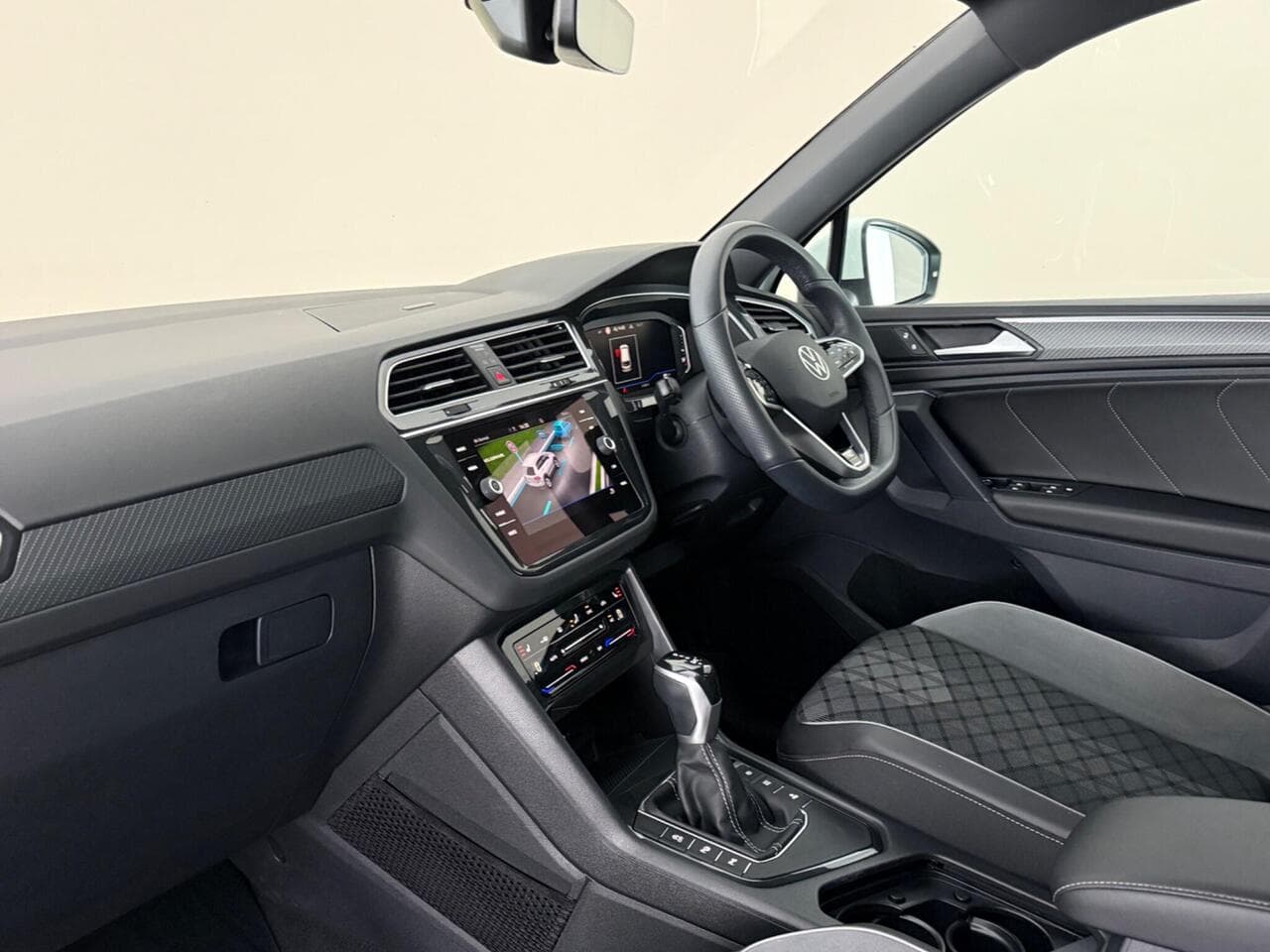 Volkswagen Tiguan thumbnail Interior Front