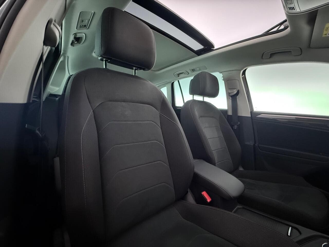 Volkswagen Tiguan thumbnail Seats Rear