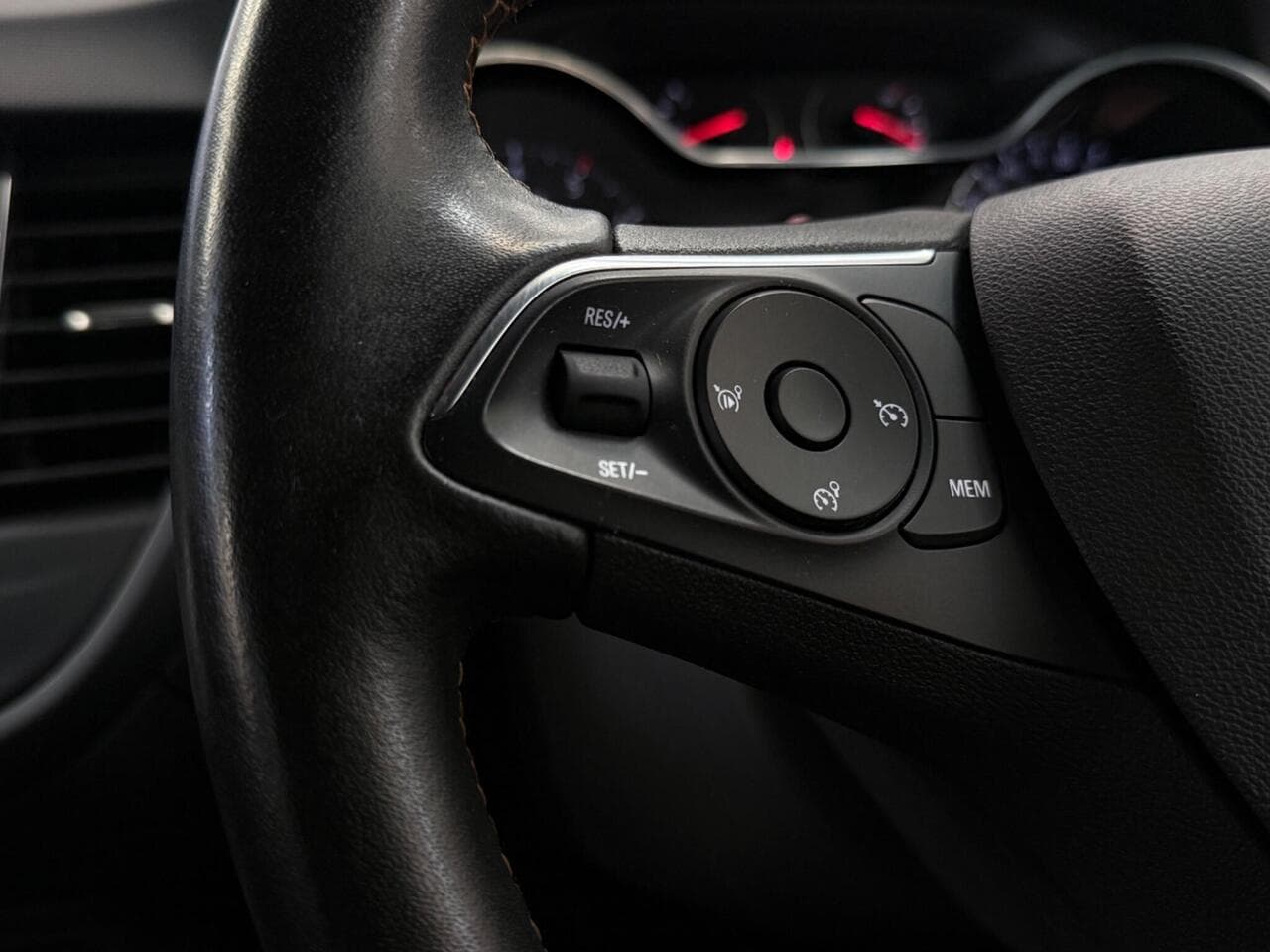 Vauxhall Crossland X thumbnail Misc Controls