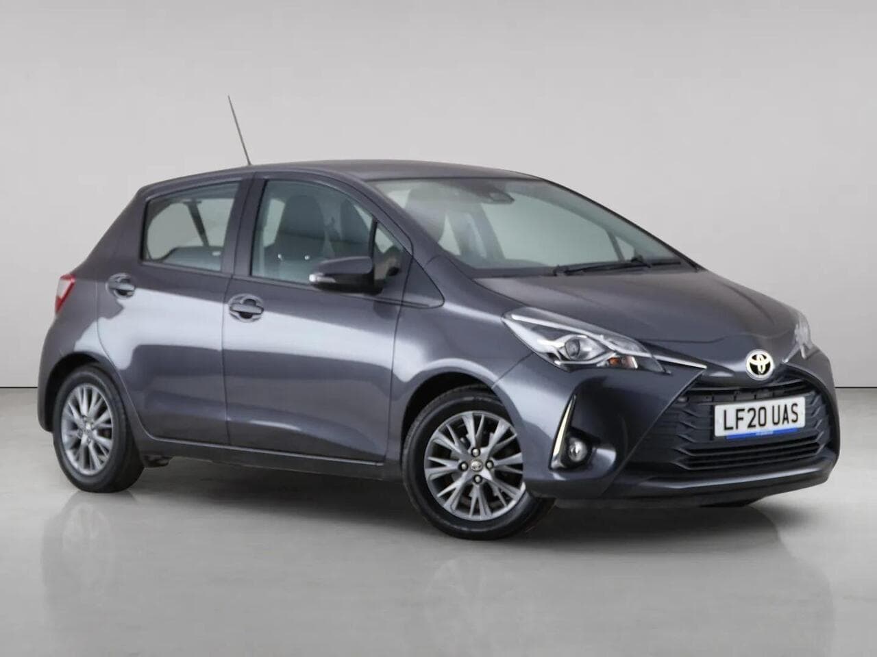 Toyota Yaris thumbnail Front Right