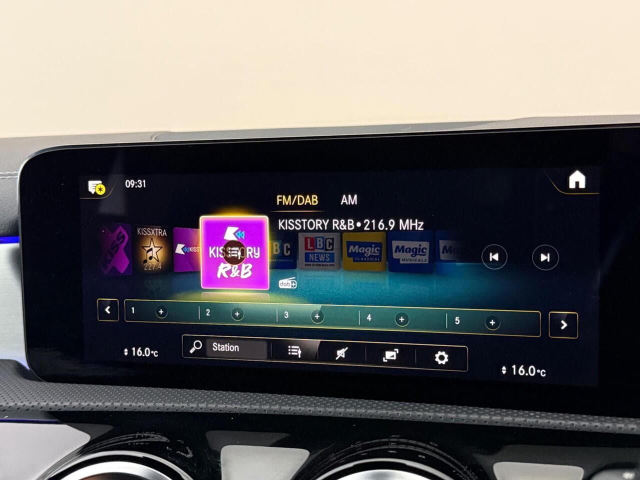 Mercedes-Benz CLA thumbnail Infotainment System